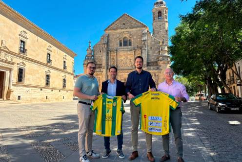 <i>Iván Montes, Miguel Hernández, Francisco Javier Lozano y Germán Aguayo, con camisetas del club. </i>