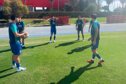 <i>Jugadores del Atlético Porcuna en el calentamiento previo al partido.</i>