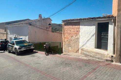 <i>Presencia de la Guardia Civil en la calle de Huelma donde se produjo el tiroteo. / Europa Press.</i>