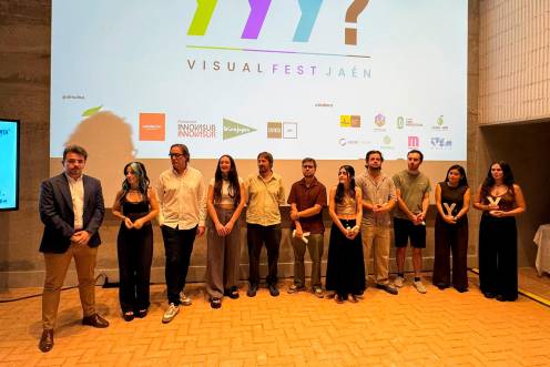 <i>Foto de familia de representantes y autoridades implicadas en el festival. / Ayuntamiento de Jaén. </i>