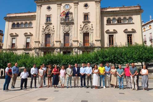 <i>Minuto de silencio en la Plaza de Santa María. / Ayuntamiento de Jaén.</i>