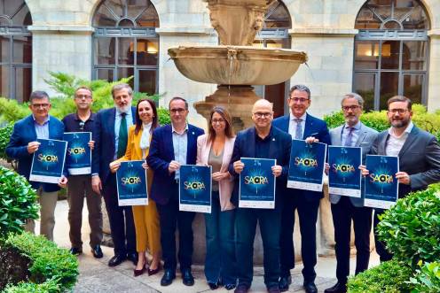 <i>Representantes de las diferentes instituciones y entidades implicadas en la organización del FeMAUB durante la presentación en el Palacio Provincial. / Ana Lechuga.</i>
