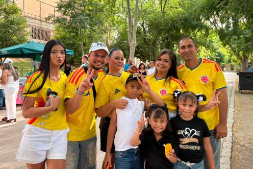 <i>Familia de colombianos celebran el día de su nación en el Parque de la Concordia. / Isabel Aranda / Diario JAÉN. </i>