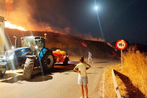 <i>Incendio de leña y rastrojos en Iznatoraf. / Bomberos de Úbeda. </i>