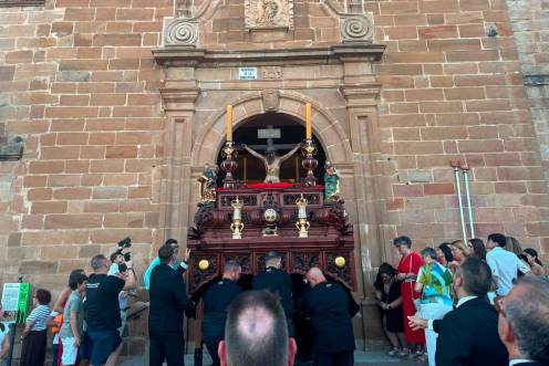 <i>Momento de la salida del Santísimo Cristo de la Buena Muerte. / Isabel Aranda / Diario JAÉN.</i>