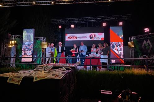 <i>Eleuterio Muñoz, Juan Espejo y Manuela Rosa, durante uno de los momentos del homenaje que Valdeastillas hace a Diario JAÉN.. / Agustín Muñoz / Diario JAÉN. </i>