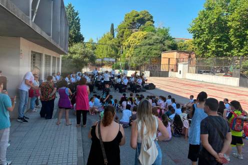 <i>Gira de la Banda municipal por los colegios. / Ayuntamiento de Jaén.</i>