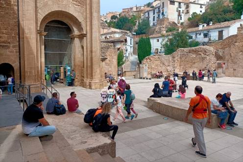 <i>Turistas en las Ruinas de Santa María. Archivo. / Ayuntamiento de Cazorla.</i>