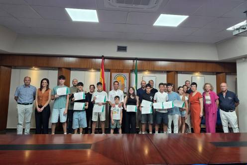 <i>Francisco José Solano posa con los alumnos y profesores del IES Santo Reino de Torredonjimeno. / Junta de Andalucía.</i>