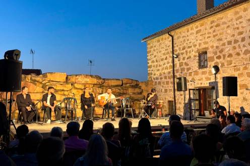 <i>Escenario del Patio de la Muralla de Ibros durante el recital de la Noche Flamenca. </i>