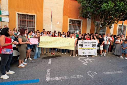 <i>Padres y madres manifestándose a las puertas de la Delegación Territorial de Educación, movilización convocadas por Fampa Los Olivos. / Elisabeth Ruiz / Diario JAÉN.</i>
