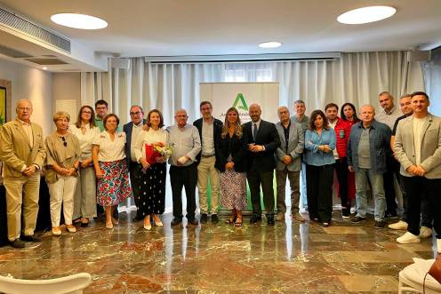 <i>Foto de familia de las autoridades y representantes del Consorcio de Transporte Metropolitano del Área de Jaén junto a Juan Montijano Sánchez y sus familiares durante el acto de homenaje a su trayectoria empresarial. / Junta de Andalucía. </i>