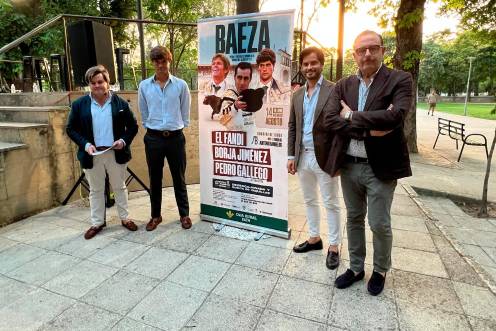 <i>José Luis Marín, Pedro Gallego, Nacho de la Viuda y Antonio Perales flanquean el cartel del festejo en el Parque Leocadio Marín de Baeza.</i>