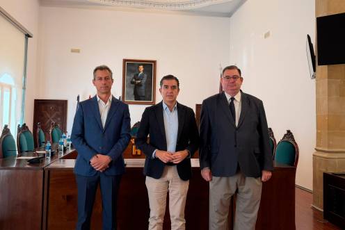 <i>El responsable de e-distribución en Jaén, Óscar Gaitán; el alcalde de Baeza, Pedro Cabrera; y el delegado territorial de Economía, Hacienda, Fondos Europeos y de Universidad, Industria, Energía e Innovación, Javier Calvente. </i>