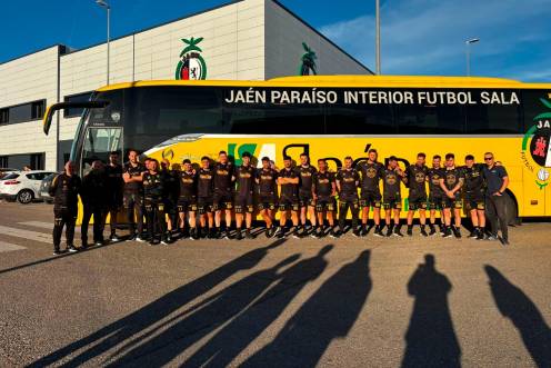 <i>La plantilla y el cuadro técnico del Jaén Paraíso Interior posan delante de la sede antes de empezar el viaje. / Jaén FS.</i>