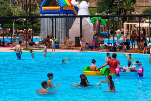 <i>Fiesta acuática montada por el Patronato de Deportes, en la apertura de la piscina de Las Fuentezuelas, durante el fin de semana pasado. / Pablo Espinosa / Diario JAÉN.</i>