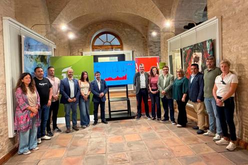 <i>Los alcaldes de Castillo de Locubín, Cristóbal Rodríguez; Los Villares, Estela Palacios; Valdepeñas de Jaén, Laura Nieto; Fuensanta de Martos, Antonio Navas; Paco Reyes; Beatriz López y patrocinadores. / Fotografías: Francisco J. Marín / Diario JAÉN.</i>