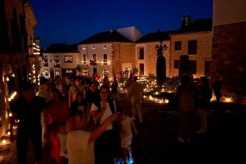 <i>Imágenes durante la noche en Baeza iluminada con velas. </i>