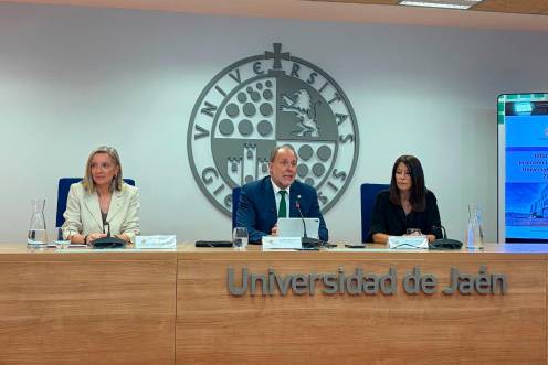 <i>Teresa Pérez, Nicolás Ruiz y María Rosa Vallecillo, en la rueda de prensa. / Ana Isabel Bravo / Diario JAÉN.</i>