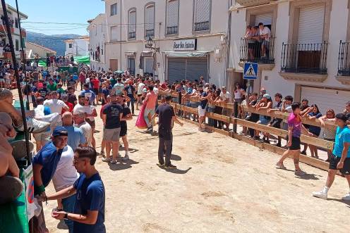 <i>Las carreras frente a los astados se sucedieron en un ambiente colmado por la convivencia, disfrutando de la bajada generalizada de los valores térmicos. Las risas con cada recorte fueron la banda sonora de una jornada espléndida. / Adrián CLaudio / Diario JAÉN.</i>