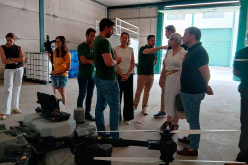 <i>Ana Mata visita Marango Drones, empresa que ya se ha acogido a esta ayuda. / Junta de Andalucía.</i>
