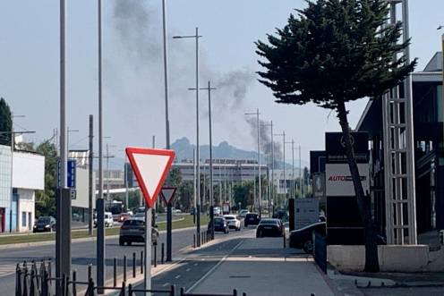 <i>Columna de humo de la moto calcinada vista desde el Polígono de Los Olivares. / Pablo Espinosa / Diario JAÉN.</i>