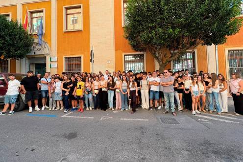 <i>Familias de La Guardia y Fuerte del Rey durante la concentración a las puertas de la Delegación Territorial de Educación. / Elisabeth Ruiz / Diario JAÉN.</i>