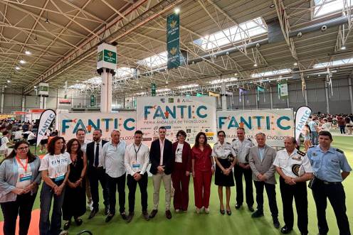 <i>Foto de familia de autoridades en la inauguración de Fantec 2026. / Álex Gómez / Diario JAÉN.</i>