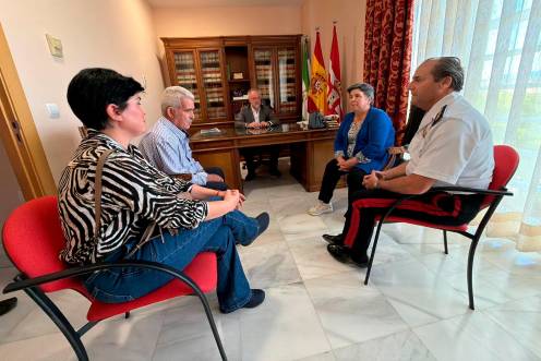 <i>Familiares de Miguel Ángel López Cerrillo conversan con el subdelegado de Defensa de Jaén, Evaristo Jaime Gutiérrez del Castillo, y con el alcalde de Torreblascopedro, Juan María Ruiz Palacios, este jueves, en el despacho del máximo responsable de la Administración local torreña.</i>
