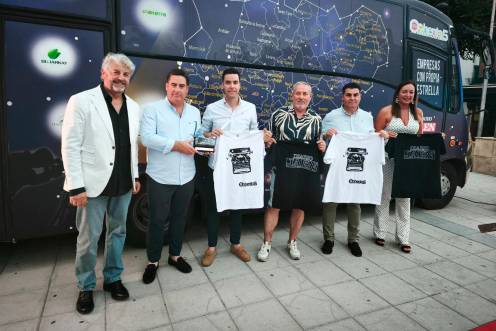 <i>Juan Espejo, Juan Antonio Martos, José Luis Martos, Diego Calle, Francisco Ramón Almagro y Ana María Gómez, con camisetas junto al autobús de “Empresas con propia Estrella”. / Agustín Muñoz / Diario JAÉN.</i>