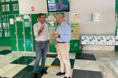 <i>Miguel Contreras, junto al director gerente del Consorcio de Transporte Metropolitano durante la presentación del refuerzo de servicios. / Junta de Andalucía. </i>