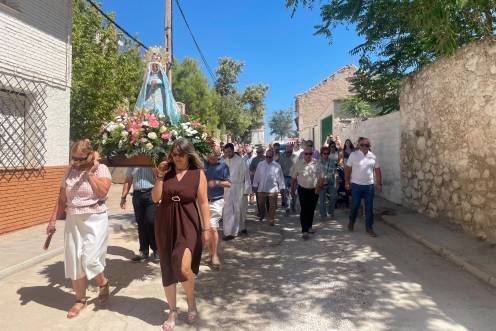 <i>Procesión por las calles de la Estación de Huesa acompañada de los vecinos. / Ana Lechuga / Diario JAÉN</i>