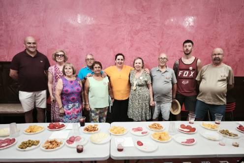 <i>Sobre estas líneas, foto de familia con la alcaldesa, Rocío Beltrán, el concejal Diego Jesús López, y los emigrantes que participaron en el acto. / Agustín Muñoz / Diario JAÉN.</i>