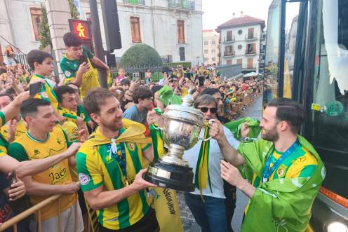 <i>El director deportivo del Jaén Paraíso Interior, Nicolás Sabariego, flanqueado por los capitanes Alan Brandi y Míchel mientras sostienen la Copa del Rey ante una gran marea de aficionados. / Agustín Muñoz / Diario JAÉN</i>