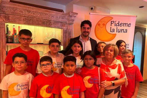 <i>Los niños de la asociación junto a la fundadora, Marisol, con el dueño del Restaurante El Triángulo Álvaro Rodríguez. / Isabel Aranda / Diario JAÉN. </i>