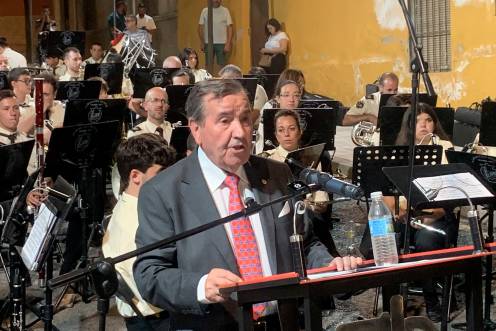 <i>Juan Moya, “Costillares”, durante un instante de su pregón con la banda de música en el fondo. / Pablo Espinosa Luna / Diario JAÉN. </i>