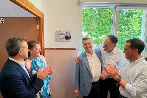 <i>Julio Millán, María del Carmen Martos, Manuel Ángel López, Antonio Manuel Román y Francisco José Solano, en la inauguración del aula. / Ana Isabel Bravo / Diario JAÉN.</i>
