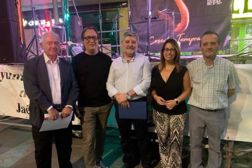 <i>África Colomo junto al Miguel Ortega, Juan Carlos Castillo y otros ediles.</i>
