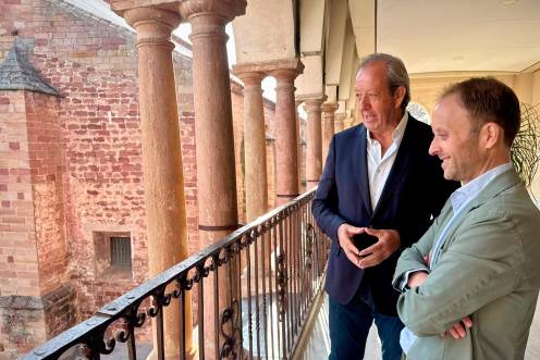 <i>El alcalde de Arjona, Francisco Carmona, y el delgado del Gobierno de la Junta en Jaén, Erik Domínguez, durante la visita institucional. / Junta de Andalucía.</i>