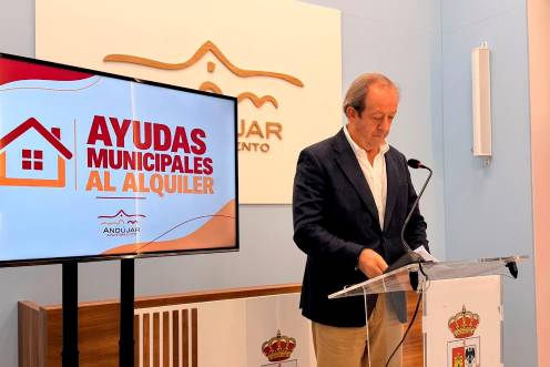 <i>El alcalde de Andújar, Francisco Carmona, informando de las ayudas. / Ayuntamiento de Andújar.</i>