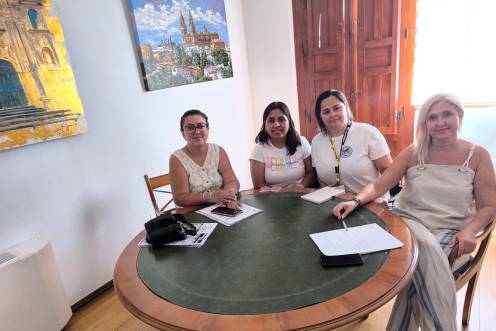 <i>María Espejo se reúne con representantes de la Plataforma de Emigrantes Latinos de Jaén. / Ayuntamiento de Jaén.</i>