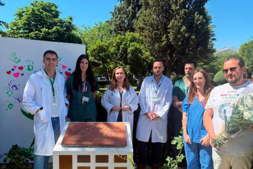 <i>Acto de homenaje en la placa conmemorativa dedicada a los donantes de órganos. / Juanfran Paredes / Diario JAÉN.</i>