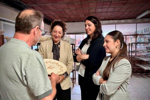 <i>Ana Mata en el taller de alfarería bailenense. / Junta de Andalucía.</i>
