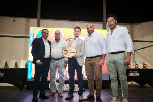 <i>Juan Berlanga Martos junto a sus hijos Cristóbal y Lucas y el gerente de la empresa, José Enrique Vargas, galardonados en los premios Reino de Jaén. Entregó Manuel Martínez. / Agustín Muñoz / Diario JAÉN.</i>