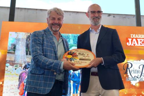 <i>El director de Diario JAÉN, Juan Espejo, y el historiador José Policarpo durante su intervención al recibir el premio. / Agustín Muñoz / Diario JAÉN.</i>
