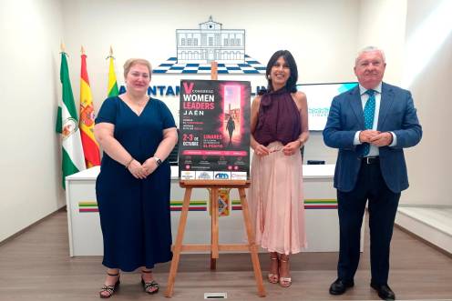 <i>Carmen Rueda, Patricio Lupiáñez y Mamen Muñoz durante la presentación. / Ayuntamiento de Linares.</i>