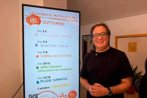 <i>José Manuel Higueras, junto al calendario de matriculación de la UPM. / Ayuntamiento de Jaén. </i>