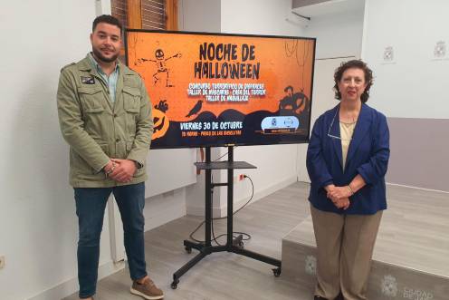 <i>Juan Francisco Ramírez y Carmen Elvira posan con el cartel. / Ayuntamiento de Jaén.</i>