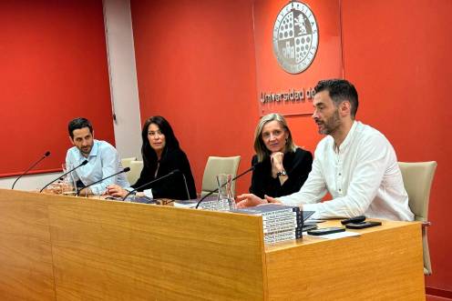 <i>La iniciativa arranca con la presentación del libro “Comunicades de impacto”, de los alumni Rubén Mancera y Juan Parodi. / UJA.</i>
