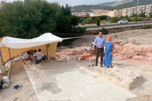 <i>Visita a la villa romana del Cortijo de Los Robles, en Jaén. / Ayuntamiento de Jaén. </i>